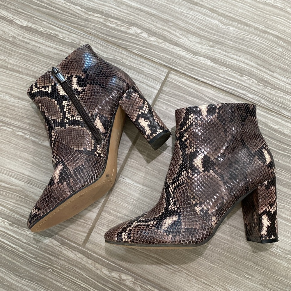 Vince Camuto Sanstan Taupe Python Snake Print Ank… - image 1